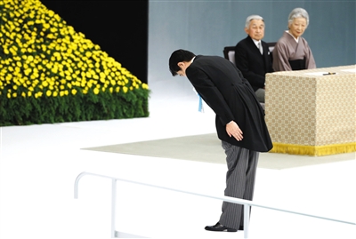 8月15日，日本東京舉行的“全國戰(zhàn)歿者追悼儀式”上，日本首相安倍晉三向戰(zhàn)歿者鞠躬致意。