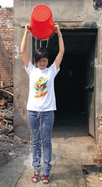 20日下午，央視主持人張泉靈參與“冰桶挑戰(zhàn)賽”。圖片來自微博