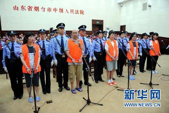 8月21日，被告人張帆、張立冬、呂迎春、張航、張巧聯(lián)到庭。法庭逐一核對(duì)被告人身份。