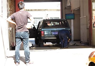 一家汽車檢測(cè)場(chǎng)正在檢測(cè)車輛。