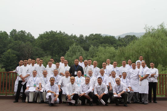 幾十位光頭廚師的大合照。 花惠生 供圖