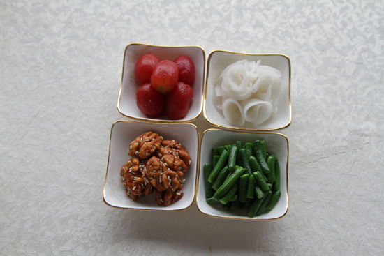 四調味：圣女果、蓮藕、核桃仁、小黃瓜。 花惠生 供圖