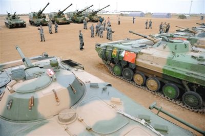 8月21日,在朱日和基地,中外參演部隊(duì)代表在裝備展覽交流活動現(xiàn)場參觀中國人民解放軍裝備。