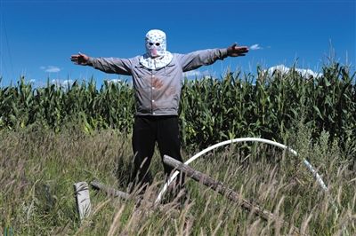 一牧民向記者描述化工園區(qū)打的水井：“他們的井又深又大，我們肯定搶不過他們。”