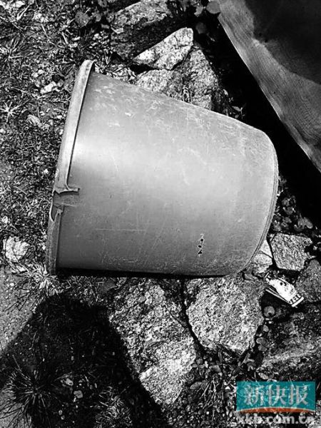 　　事發(fā)現(xiàn)場發(fā)現(xiàn)的彈孔。