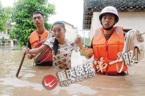 長壽區(qū)，消防官兵搜救被困群眾。