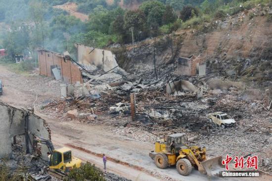 9月23日上午，花炮廠清理工作正在進行，山谷內(nèi)的廠房已被爆炸夷為平地。中新社發(fā) 楊華峰 攝