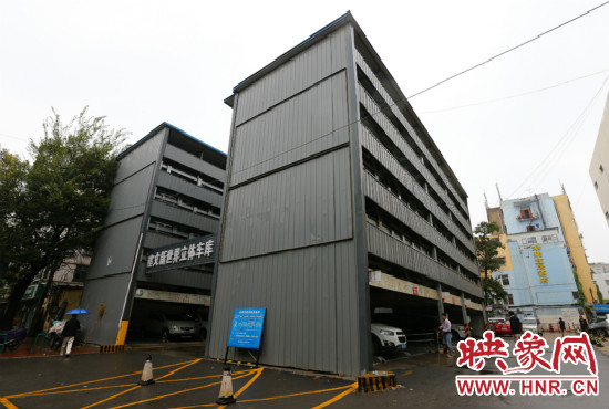 目前，市區(qū)內(nèi)的停車(chē)場(chǎng)數(shù)量還不能滿足廣大市民的需求。