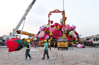 吊裝現(xiàn)場。昨晚，天安門立體主花壇“祝福祖國”完工，今天起供游人參觀。