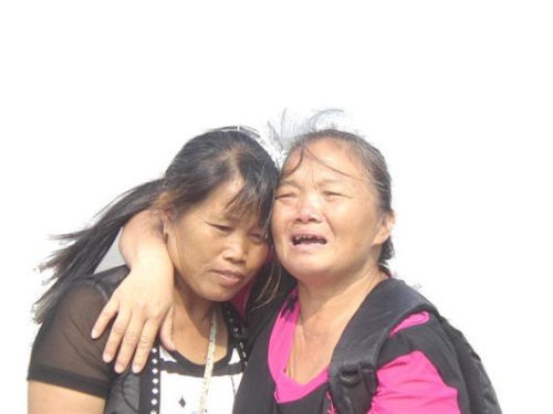 見(jiàn)到救命恩人魏冬桂（左），沈愛(ài)蘭十分激動(dòng)