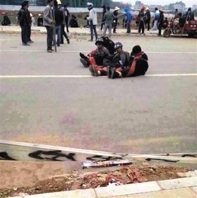 14日，沖突現(xiàn)場(chǎng)，幾名頭戴鋼盔的人被捆綁著。圖/東方IC