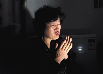 昨日,呼格吉勒?qǐng)D的媽媽尚愛云在內(nèi)蒙古呼市家中講述這些年來(lái)的上訪經(jīng)歷。本版圖片/新京報(bào)記者 郭鐵流