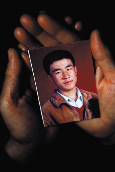 尚愛云捧著兒子的照片。