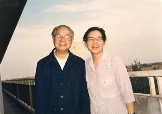 1987年成鈞中將和夫人周月茜在北京301醫(yī)院留影。