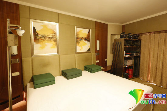 雖然在五星級飯店房間駐守，但武警官兵自帶被褥及生活用品，將兩張單人床拼成三人通鋪使用。