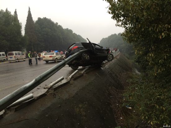 瘋狂途觀撞人逃逸又惹禍，一家四口殞命車輪