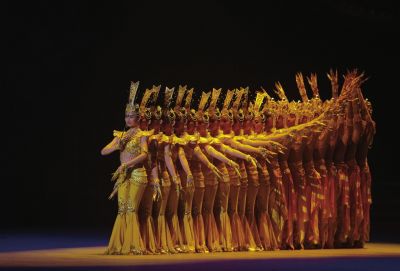 在歡迎晚宴上，上演經(jīng)典節(jié)目千手觀音。新華社發(fā)