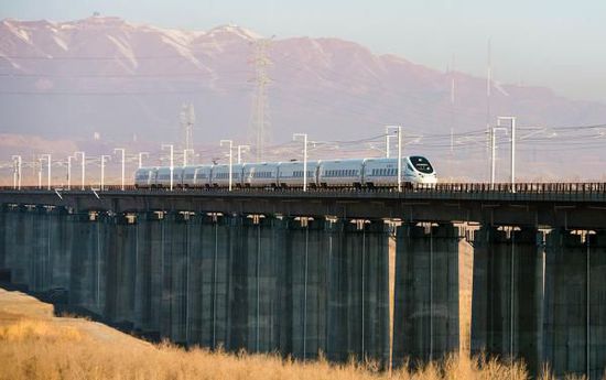 11月16日，從烏魯木齊南站首發(fā)的D8602次列車駛往哈密。