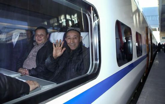 11月16日，旅客乘坐從烏魯木齊南站首發(fā)的D8602次列車。