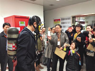 昨天，地鐵4號線北京南站站，地鐵工作人員為人大代表演示應(yīng)急氧氣瓶佩戴方式。新京報記者