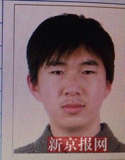 犯罪嫌疑人李小龍，27歲，唐山樂亭人。村干部說李小龍經(jīng)常把自己關(guān)在家里