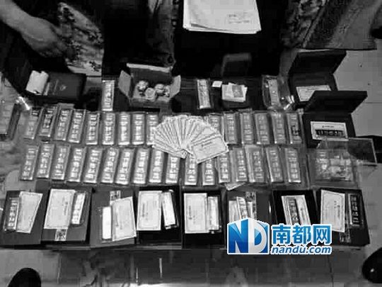 　馬超群家中金條清點現(xiàn)場。