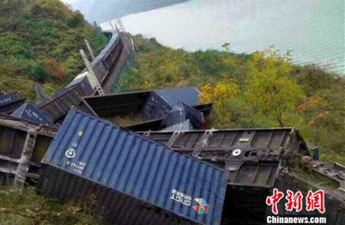 圖為脫軌現(xiàn)場。通訊員 毛毛 攝