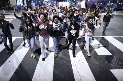 　24日，美國華盛頓，民眾在白宮前參加示威，抗議不起訴槍殺黑人青年的白人警察。