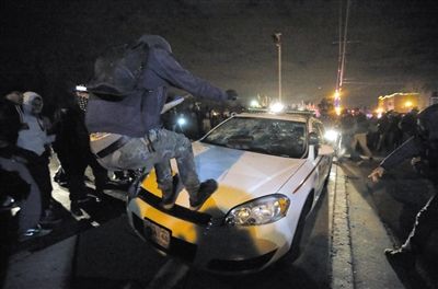 11月24日，圣路易斯市，示威者得知涉案警察被免予起訴消息后表達不滿。　