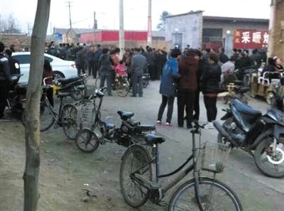 　11月9日下午，暴力催債的社會(huì)人員持械進(jìn)入獻(xiàn)縣安莊后，村民們聚集在一起準(zhǔn)備反抗。村民供圖