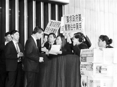 撐警大聯(lián)盟召集人李偲嫣2日到特首辦請?jiān)?，要求政府?yán)厲處置“占中三子”和“雙學(xué)”的代表。