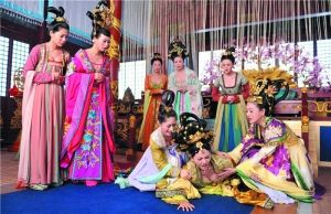 戲里一眾妃嬪的裝扮都相當(dāng)“吸睛”。