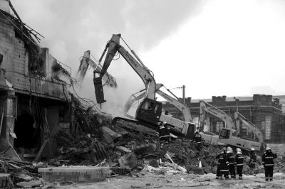 3日下午，挖掘機(jī)在現(xiàn)場(chǎng)作業(yè)。 譚青/攝