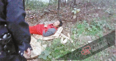 在草叢中睡覺的男子竟是名網上逃犯。