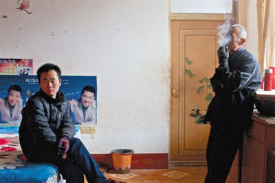 父親抽煙，兒子不語(yǔ)。逃跑的越南新娘，給袁迎賓父子帶來(lái)的是失落。新京報(bào)記者