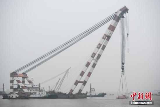  事故沉船已拖至北岸淺水區(qū)域。