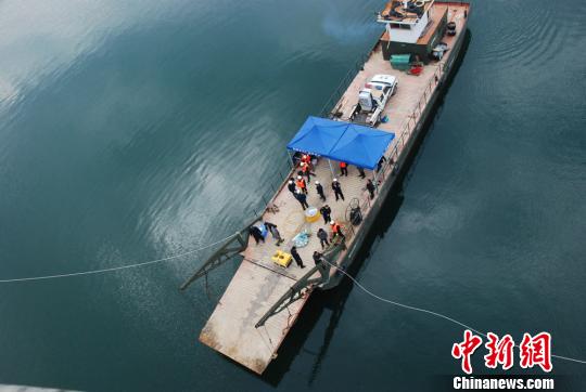 警方四次到百米深的湖中打撈被害人遺體。