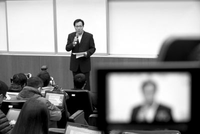 2月8日，在臺北福華會館，復(fù)興航空代表劉忠繼向媒體介紹家屬說明會溝通情況。新華社發(fā)