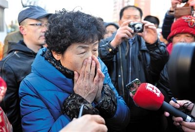 2月9日，呼格吉勒?qǐng)D的母親尚愛云在旁聽趙志紅案后，接受媒體采訪時(shí)落淚。新華社記者 任軍川 攝