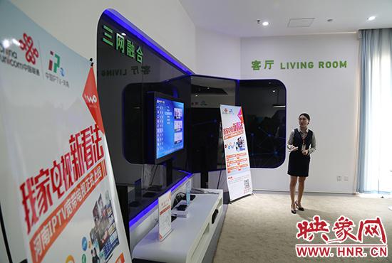 講解員正在講解IPTV業(yè)務