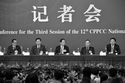 昨日，政協(xié)十二屆三次會議舉行記者會，五位嘉賓回答中外記者提問。京華時(shí)報(bào)記者王海欣攝