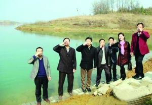 活動(dòng)儀式現(xiàn)場(chǎng)，一眾人舀起漳河水直接喝下