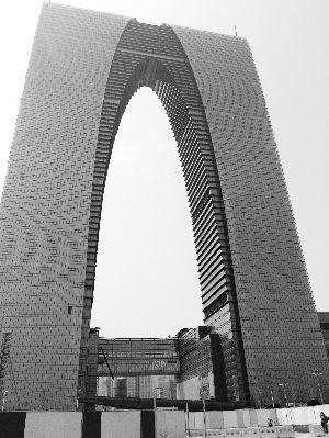 被網(wǎng)友戲稱(chēng)為秋褲的蘇州“東方之門(mén)”