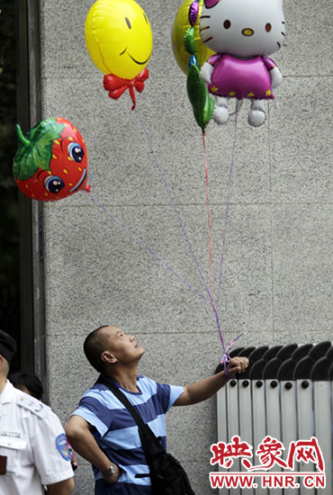 他希望你像hello kitty一樣可愛(ài)，露出笑臉。