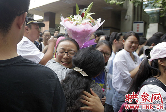 沖向你，給你一個(gè)深情的擁抱。