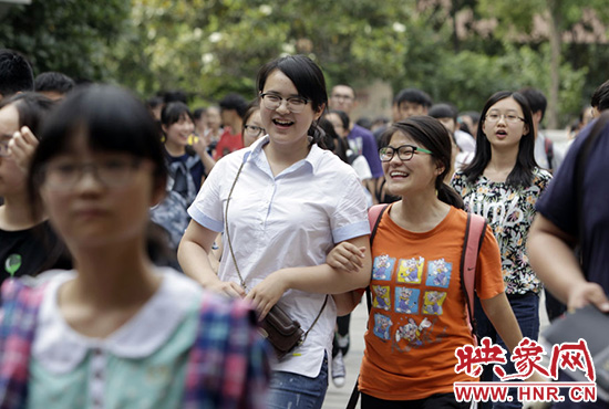 也有一種情，平日嬉笑怒罵，針?shù)h相對(duì)，只有別離時(shí)才會(huì)牽手擁抱。