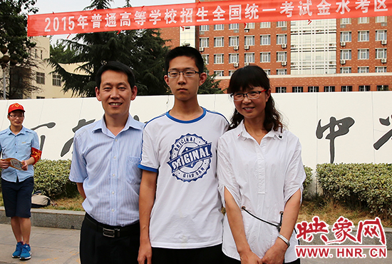 高考結(jié)束的那一刻，就意味著離別，別了曾經(jīng)的班級(jí)、老師、朋友、甚至戀人。