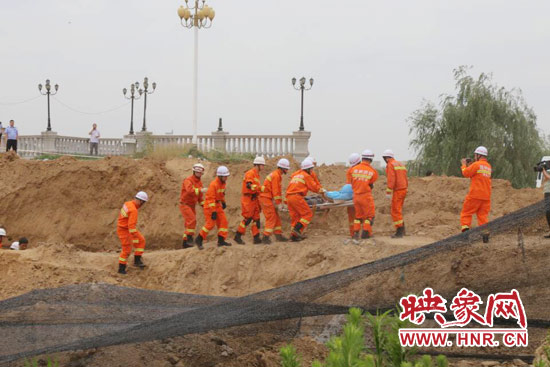 12點(diǎn)07分，又一人被抬出