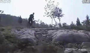 抗日雷劇再現(xiàn)神技:自行車飛起還能截火車