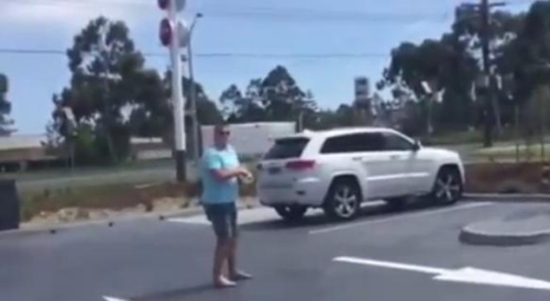 圖一：澳大利亞男子發(fā)飆的樣子被兩個兒子偷拍，并將視頻取名為“憤怒的老爹”上傳至網(wǎng)絡(luò)。